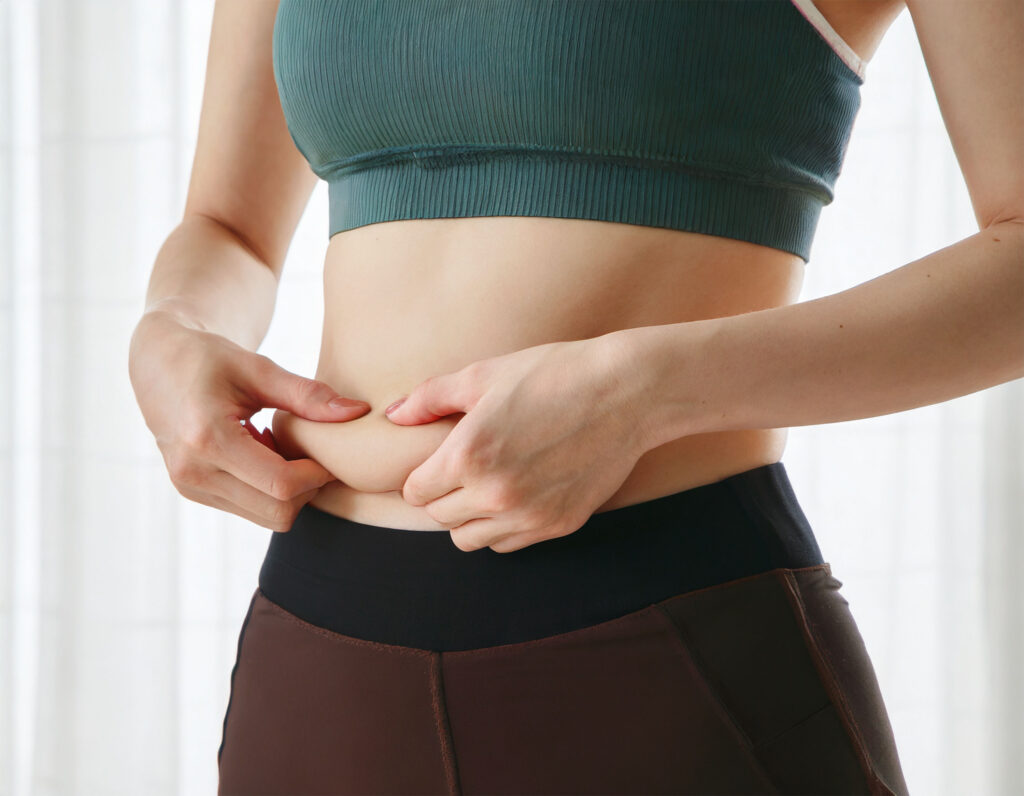 40代女性のお腹周りに脂肪がつくぽっこりお腹の原因を考えるイメージ画像
