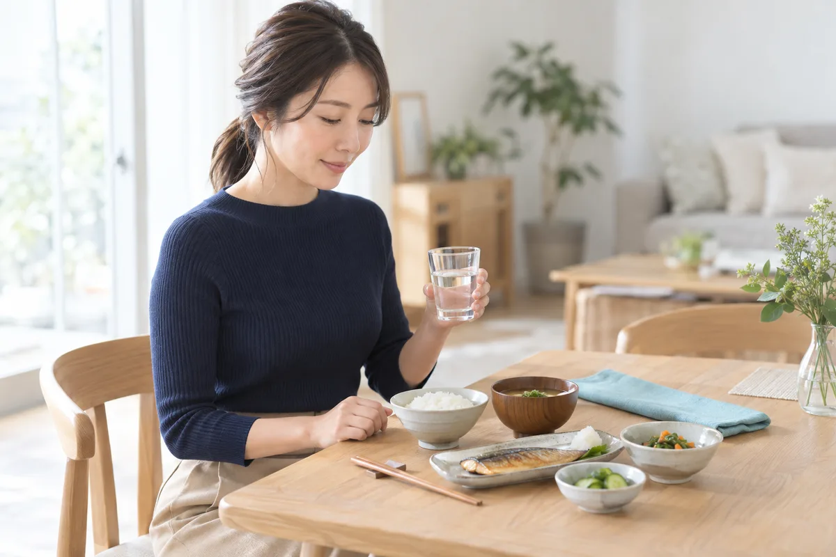 食事の前に白湯を飲む女性