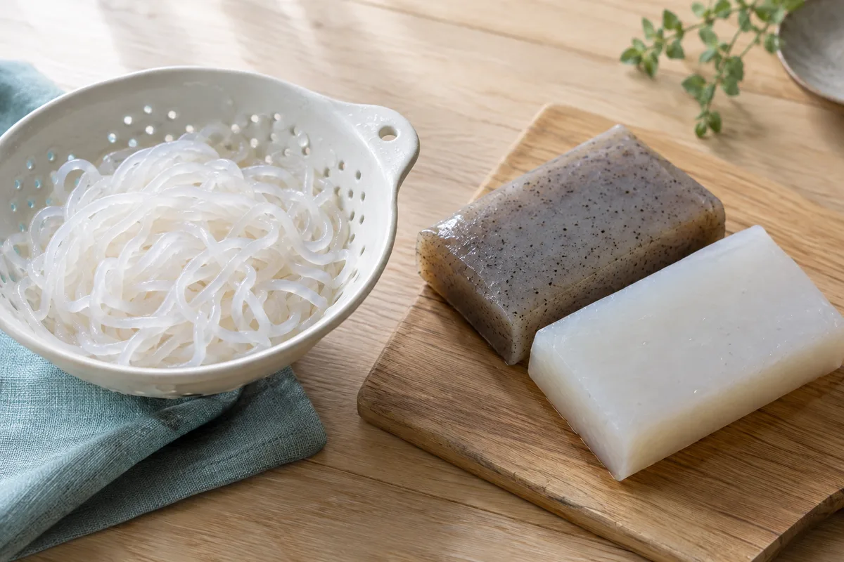 しらたきと2種類のこんにゃくを並べた食卓