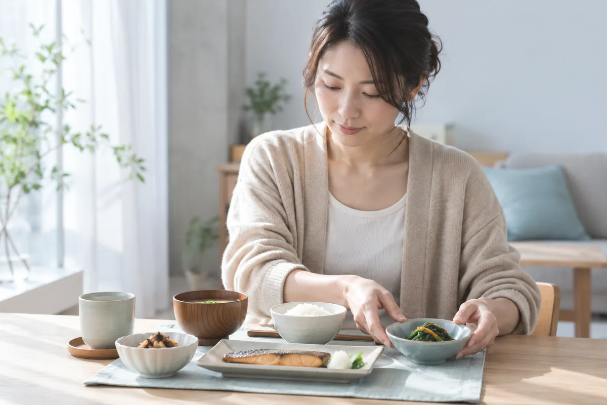 体重計の数字を見て考え込む女性