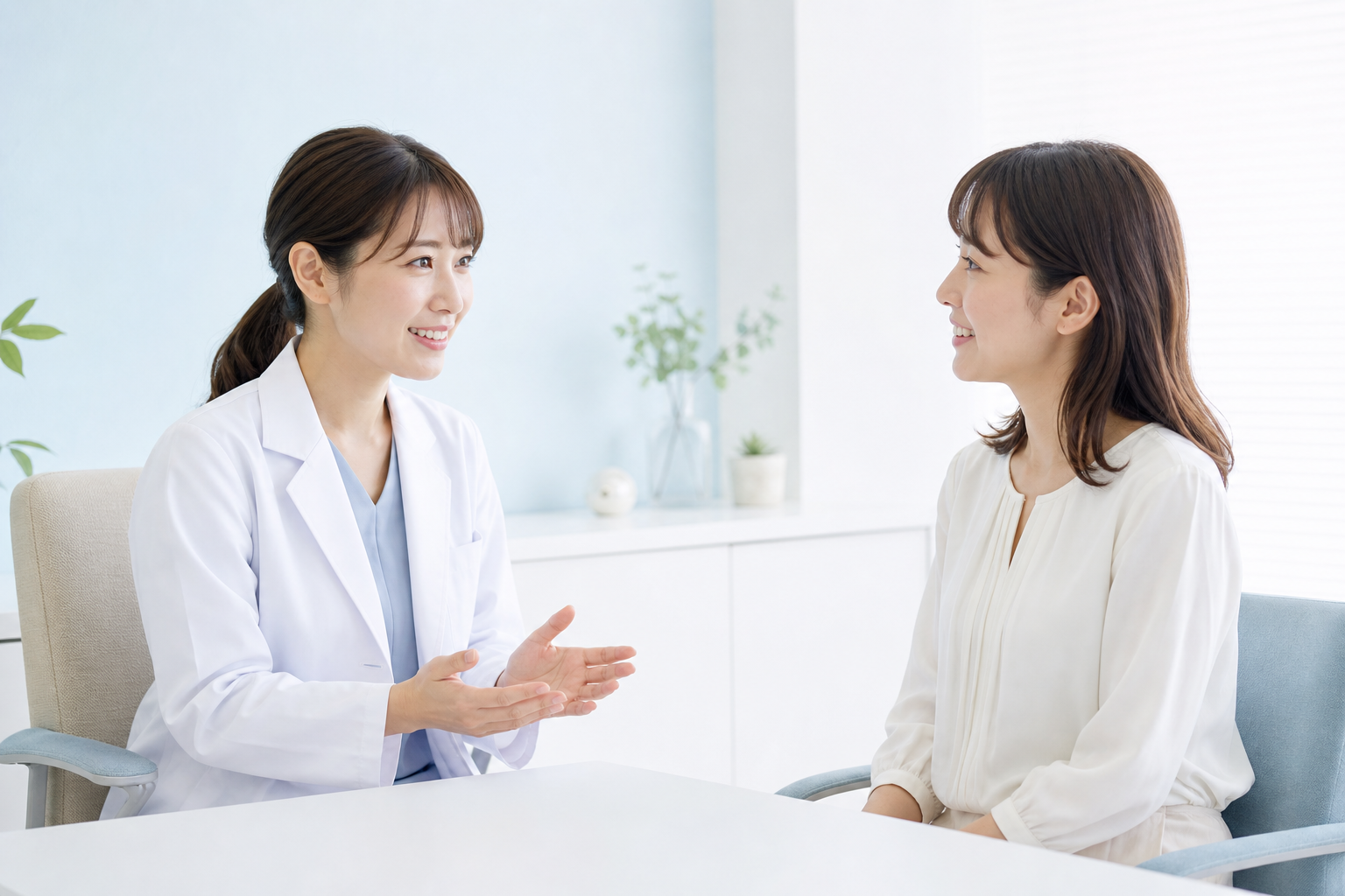 クリニックでカウンセラーと相談する女性のイメージ