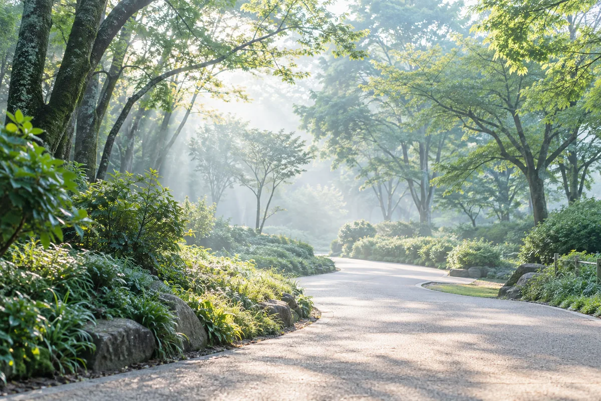 木立の中を静かに続く公園の散歩道