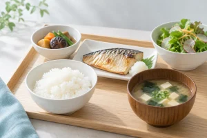 ご飯・焼き魚・野菜・汁物をそろえた和食の膳